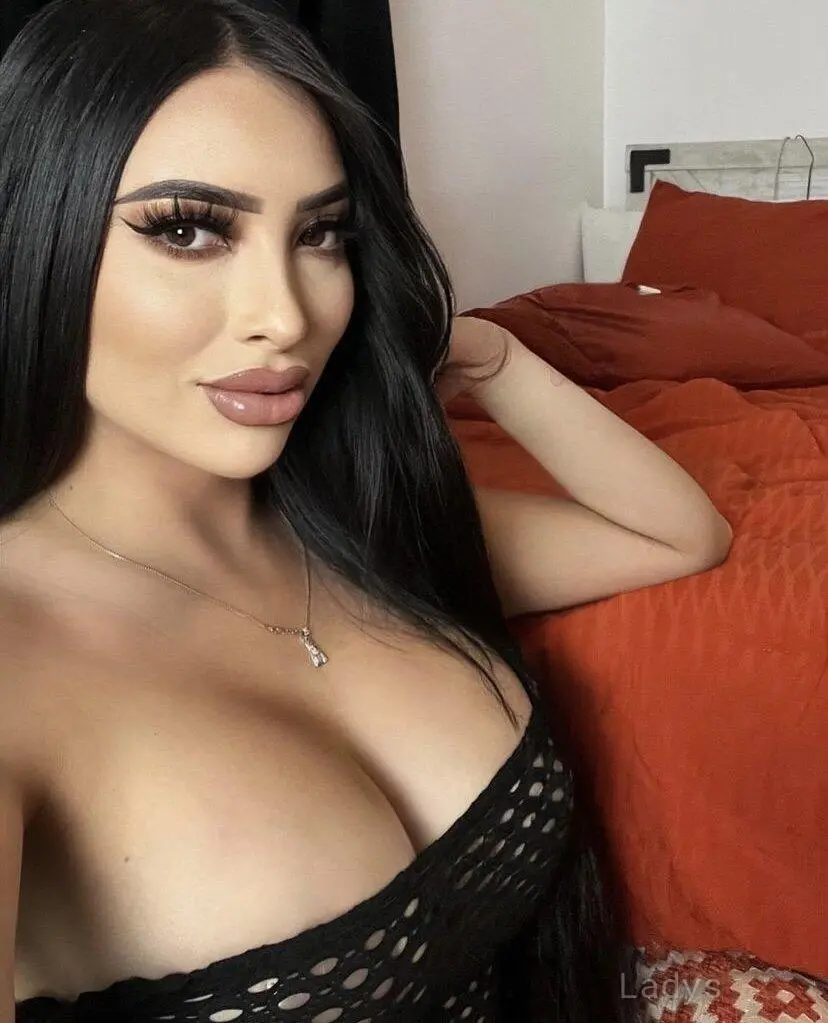 Viviana, 22 years beautiful nude Dubai escorts girl, height 166 sm, Weight kg