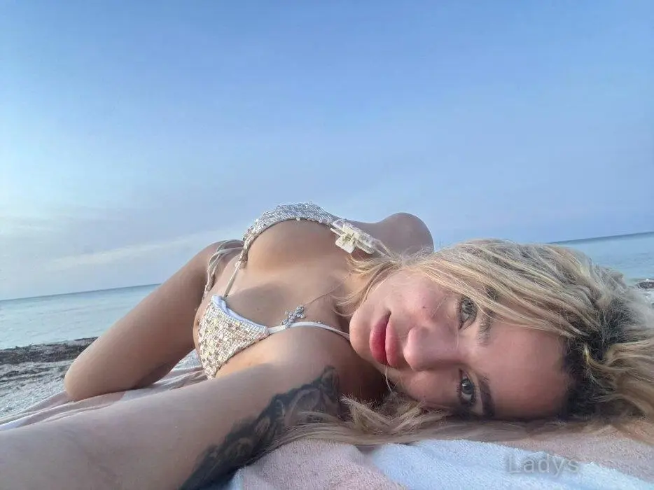 Wendi, 21 years beautiful nude Dubai escorts girl, height 168 sm, Weight 65 kg