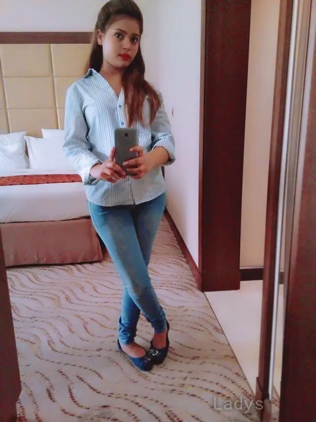 Yukta Indian Girl, 23 years beautiful nude Dubai escorts girl, height 165 sm, Weight kg