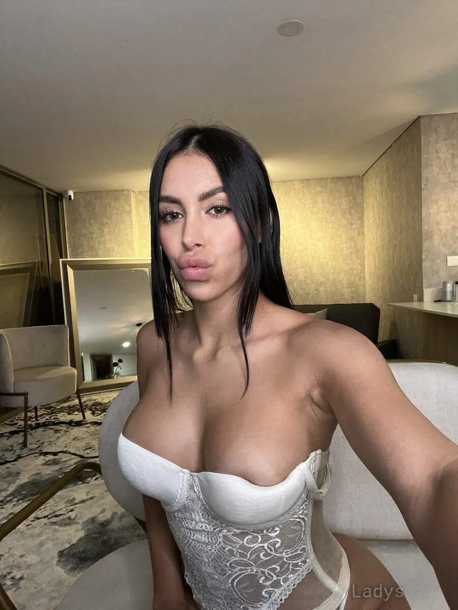 Katie croon, 24 years beautiful nude El Paso escorts girl, height 181 sm, Weight 45 kg