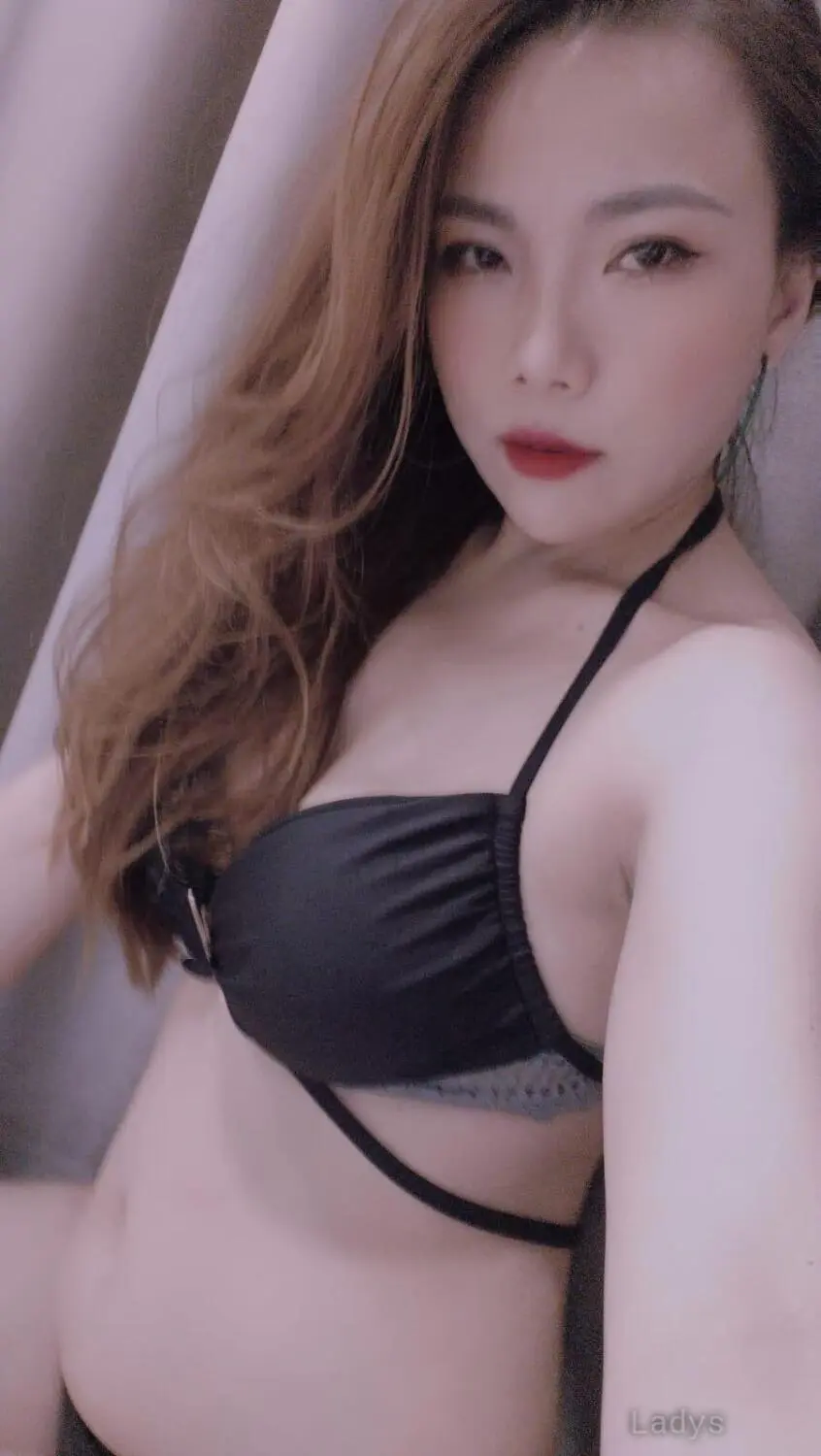 Isla, 21 years blonde escorts girl, height 168 sm, Weight kg, eros Al Ain