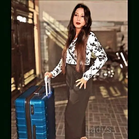 Nisha, 21 years blonde escorts girl, height 154 sm, Weight kg, eros Gurgaon