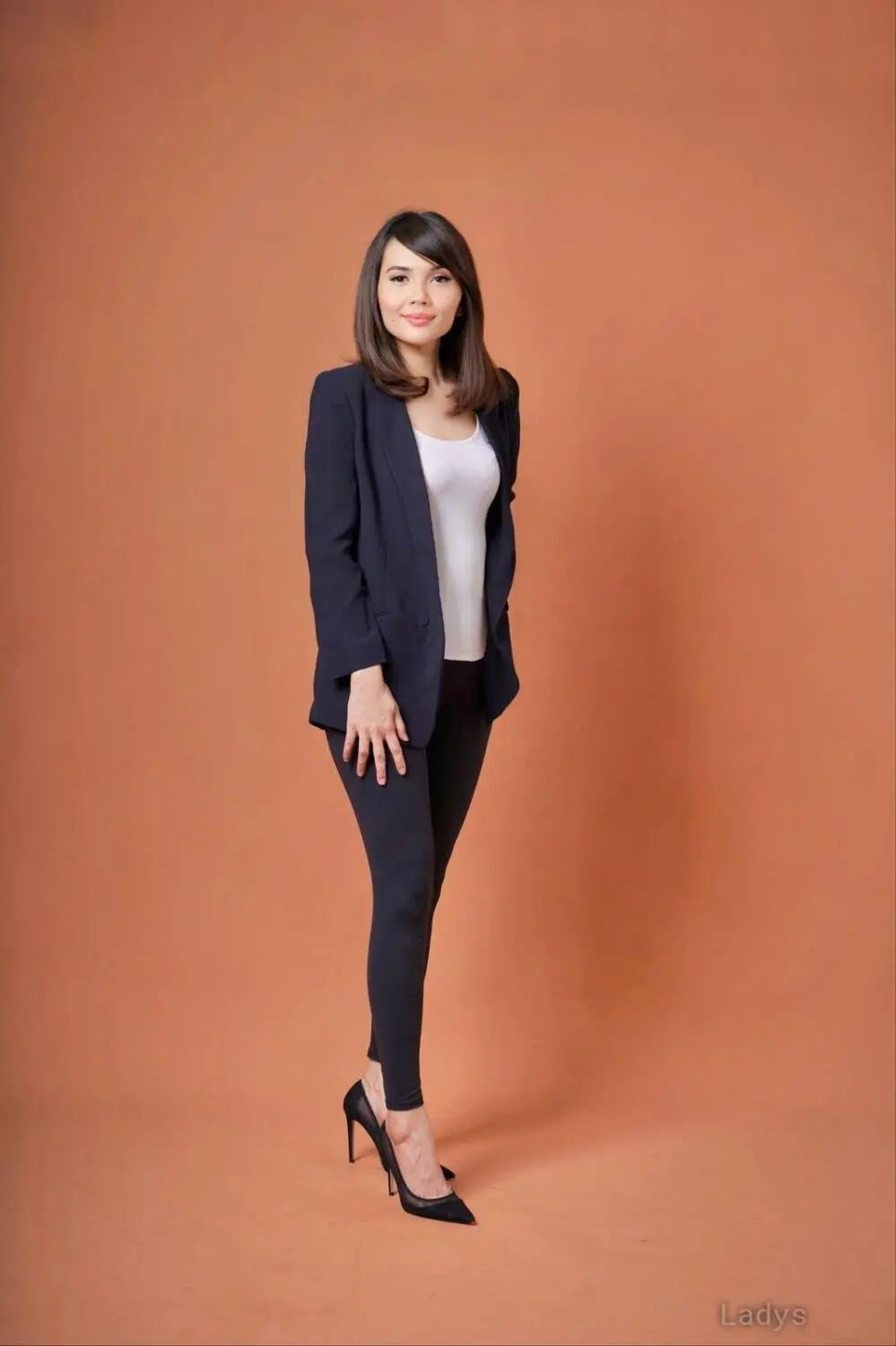 Laura, 43 years blonde escorts girl, height 170 sm, Weight kg, eros Jakarta