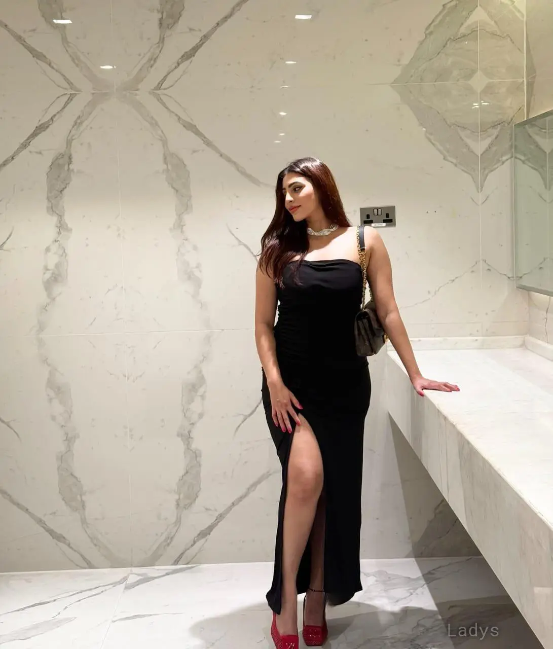 Disha, 23 years brunette escorts in Abu Dhabi, height 171 sm, Weight  kg