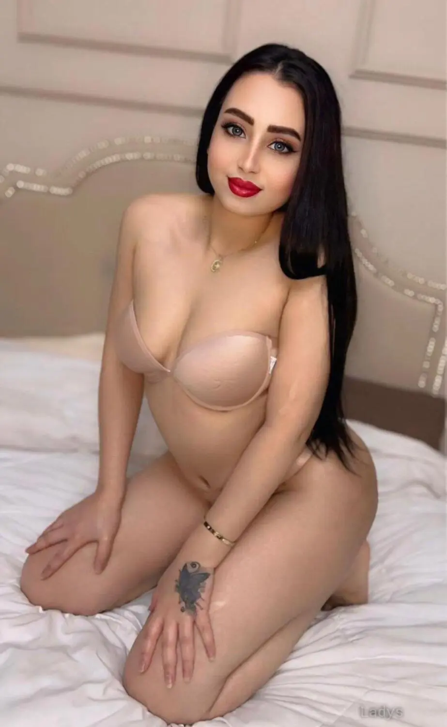 Leen, 24 years brunette escorts in Abu Dhabi, height 168 sm, Weight kg