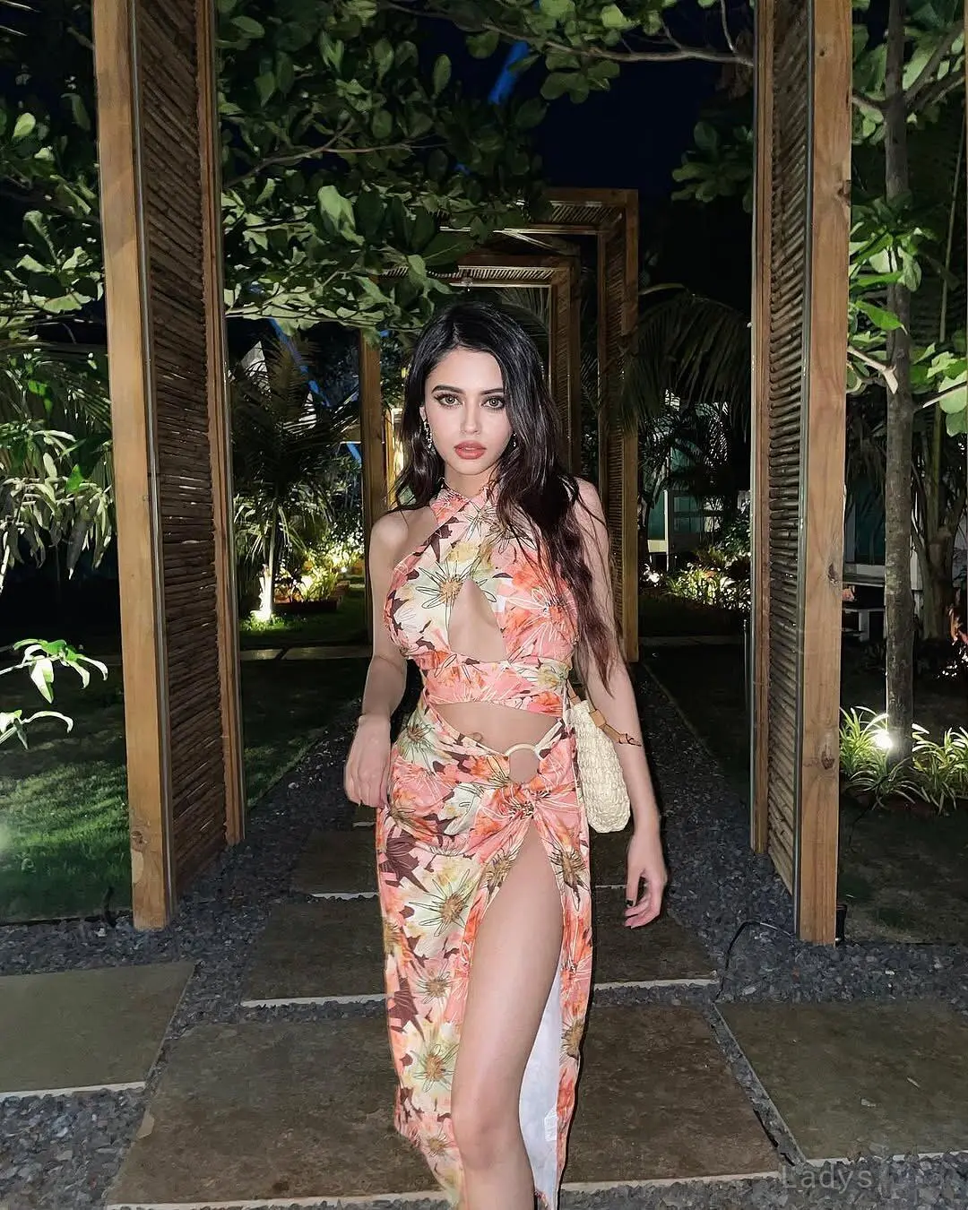 Pallavi, 22 years brunette escorts in Abu Dhabi, height 168 sm, Weight  kg