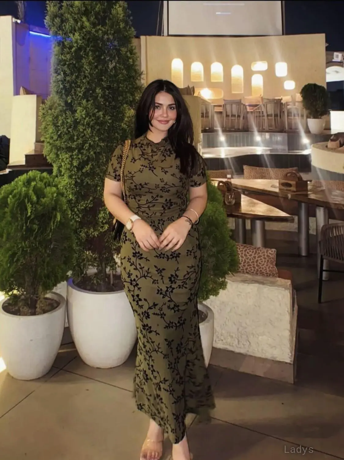 Pari, 22 years brunette escorts in Abu Dhabi, height 166 sm, Weight kg