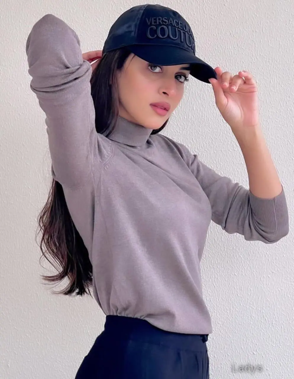 Pinky, 24 years brunette escorts in Abu Dhabi, height 171 sm, Weight kg