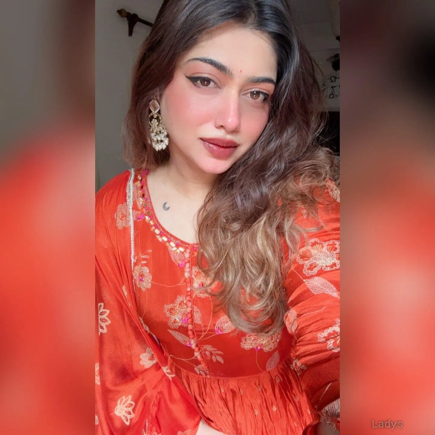 Naviya, 23 years brunette escorts in Ajman, height 168 sm, Weight  kg