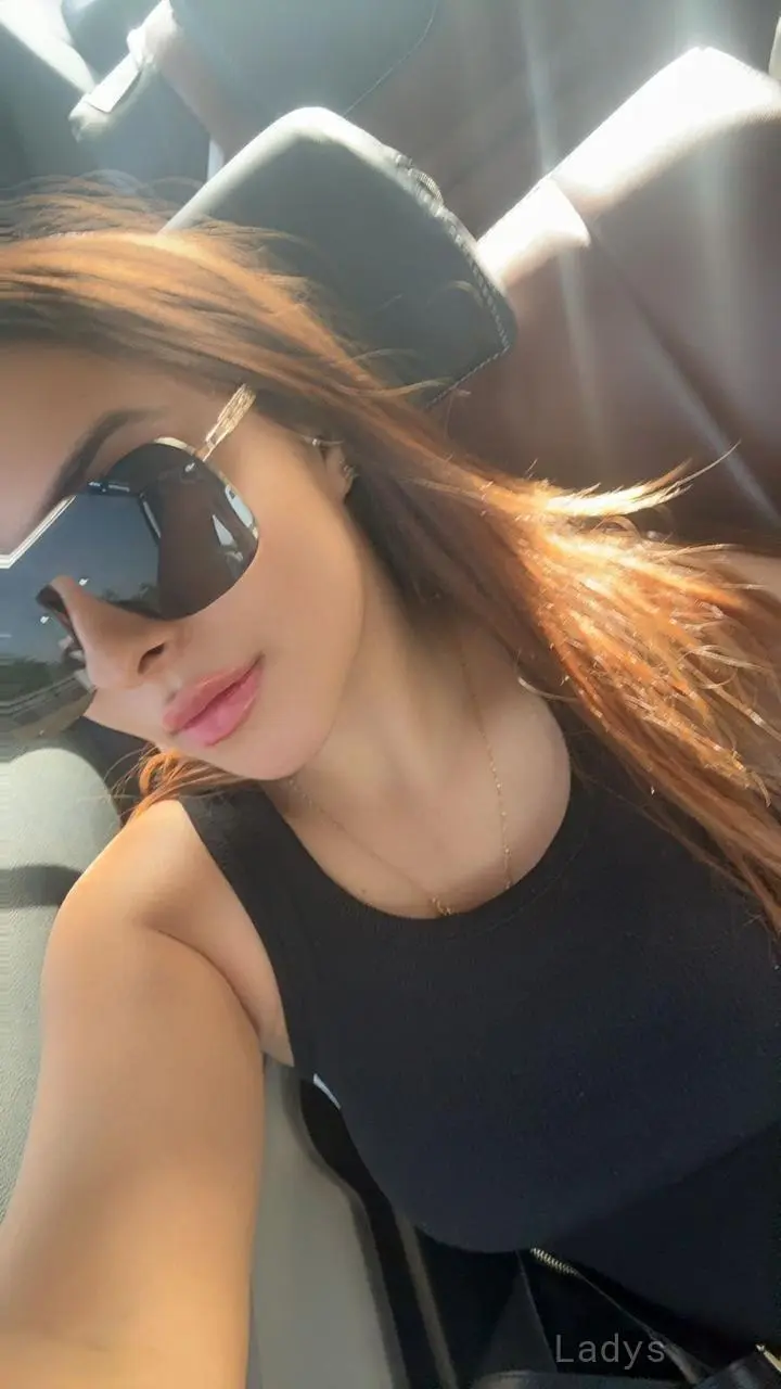 Pari, 22 years brunette escorts in Ajman, height 168 sm, Weight  kg