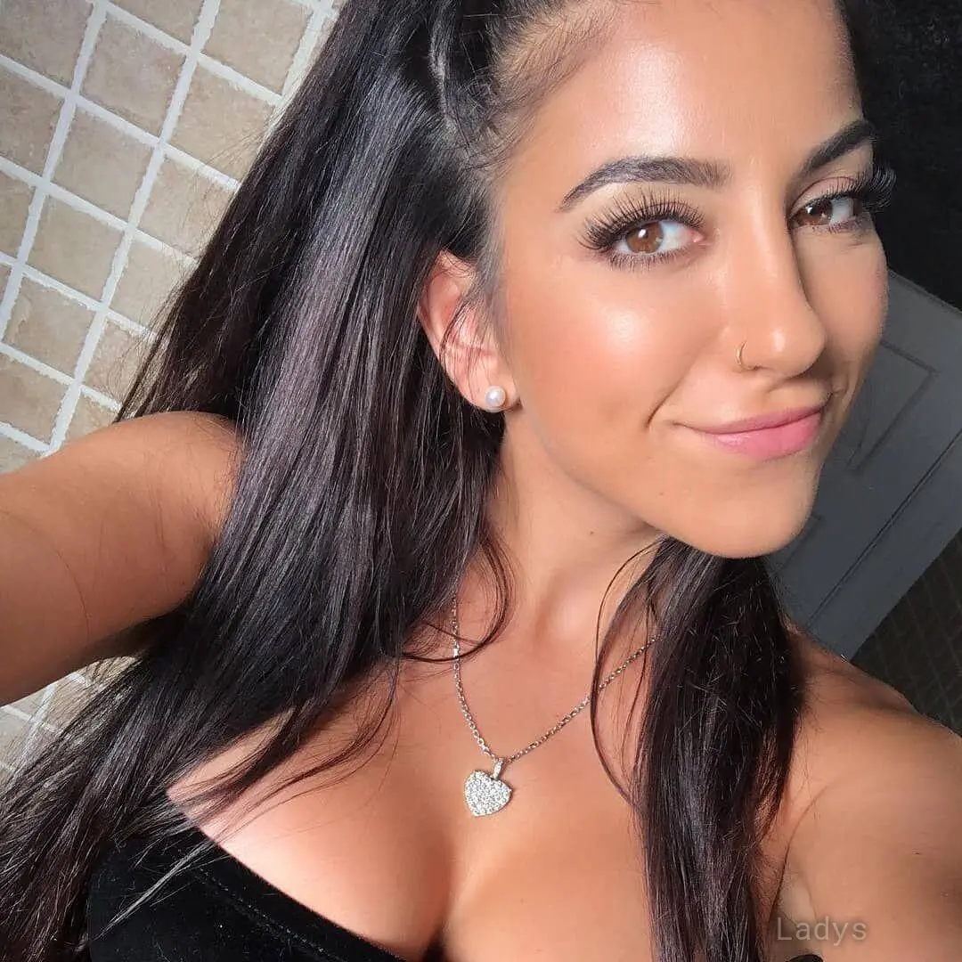 Delaney, 28 years brunette escorts in Augsburg, height 170 sm, Weight 66 kg