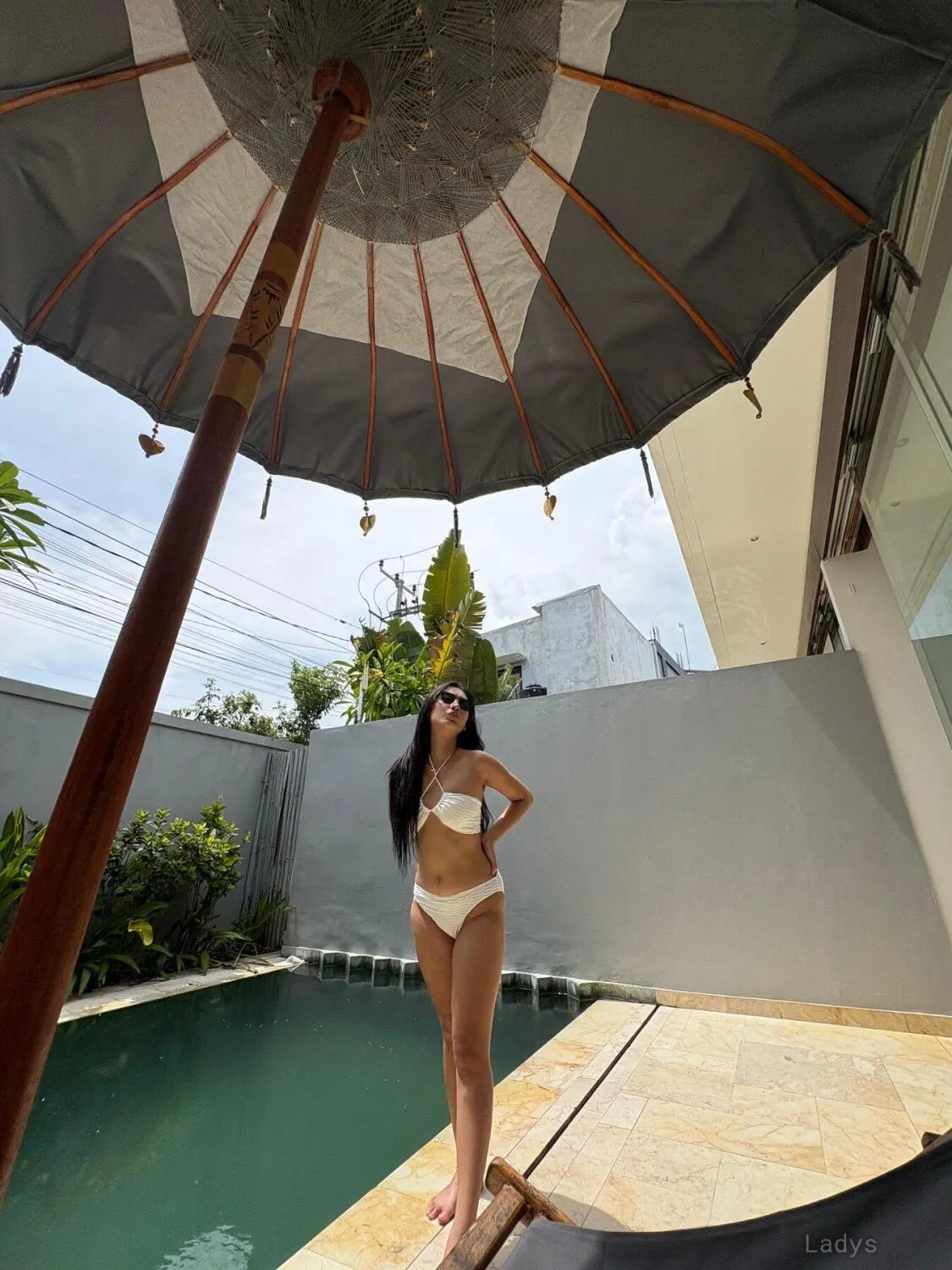 Clowie, 23 years brunette escorts in Bali, height 160 sm, Weight kg