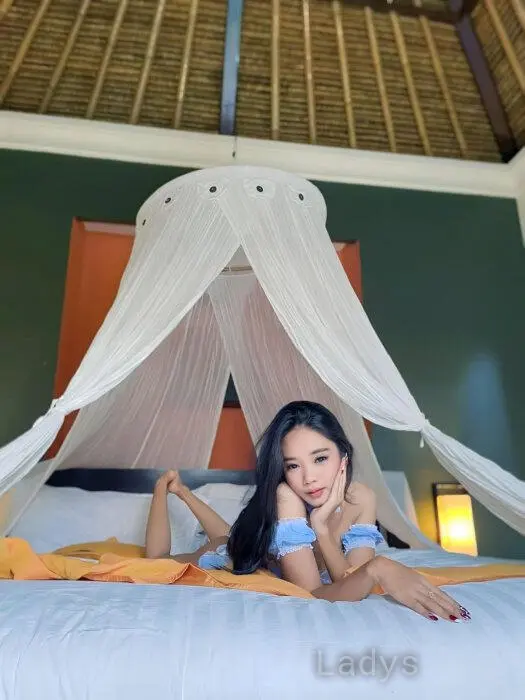 Mia, 23 years brunette escorts in Bali, height 165 sm, Weight 47 kg