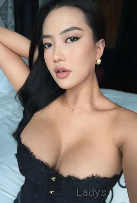 Sasa Stevani, 25 years brunette escorts in Bali, height 175 sm, Weight 67 kg