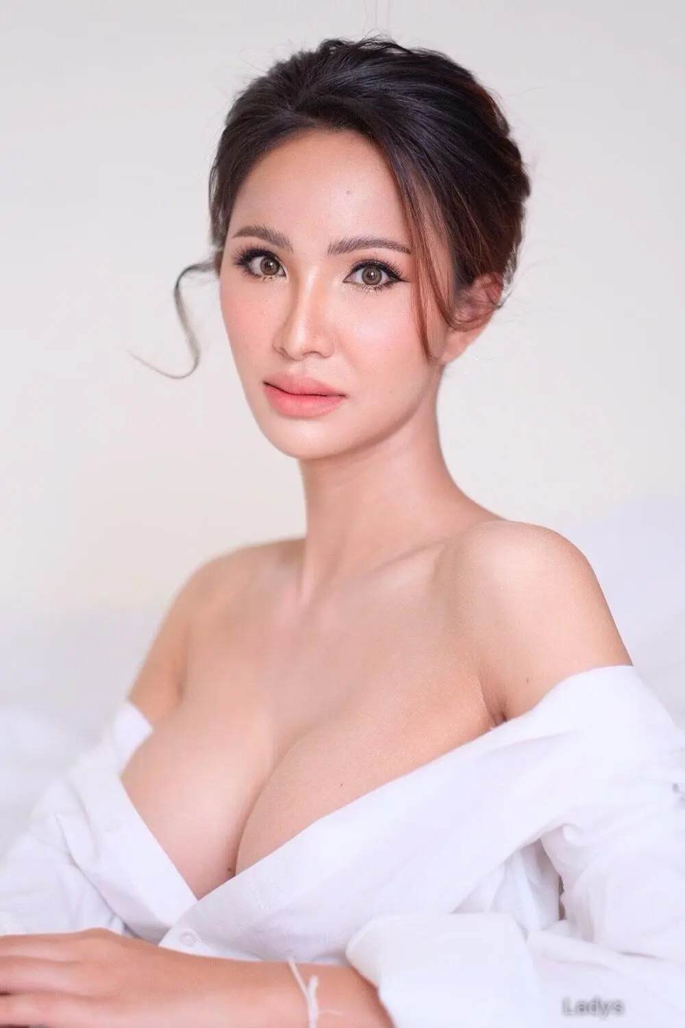 Venus, 29 years brunette escorts in Bangkok, height 170 sm, Weight  kg-1