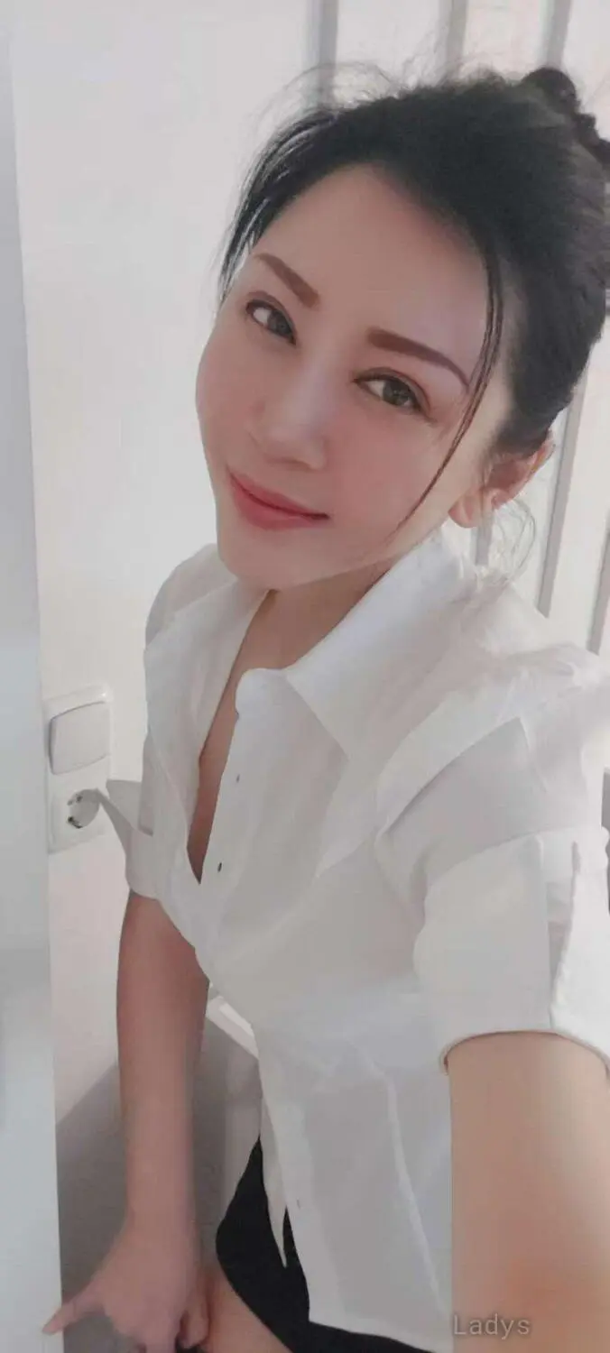 Adele, 28 years brunette escorts in Cairo, height 160 sm, Weight kg