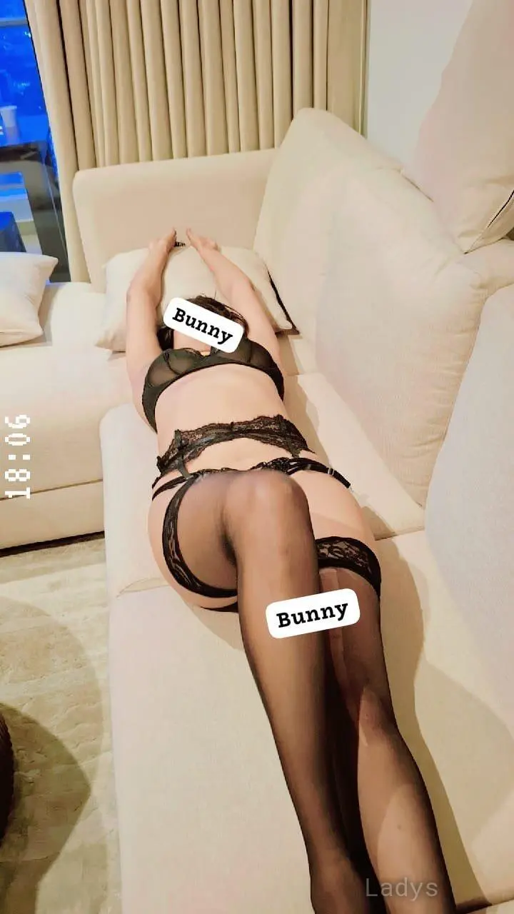 Bunny, 28 years brunette escorts in Colombo, height 155 sm, Weight kg