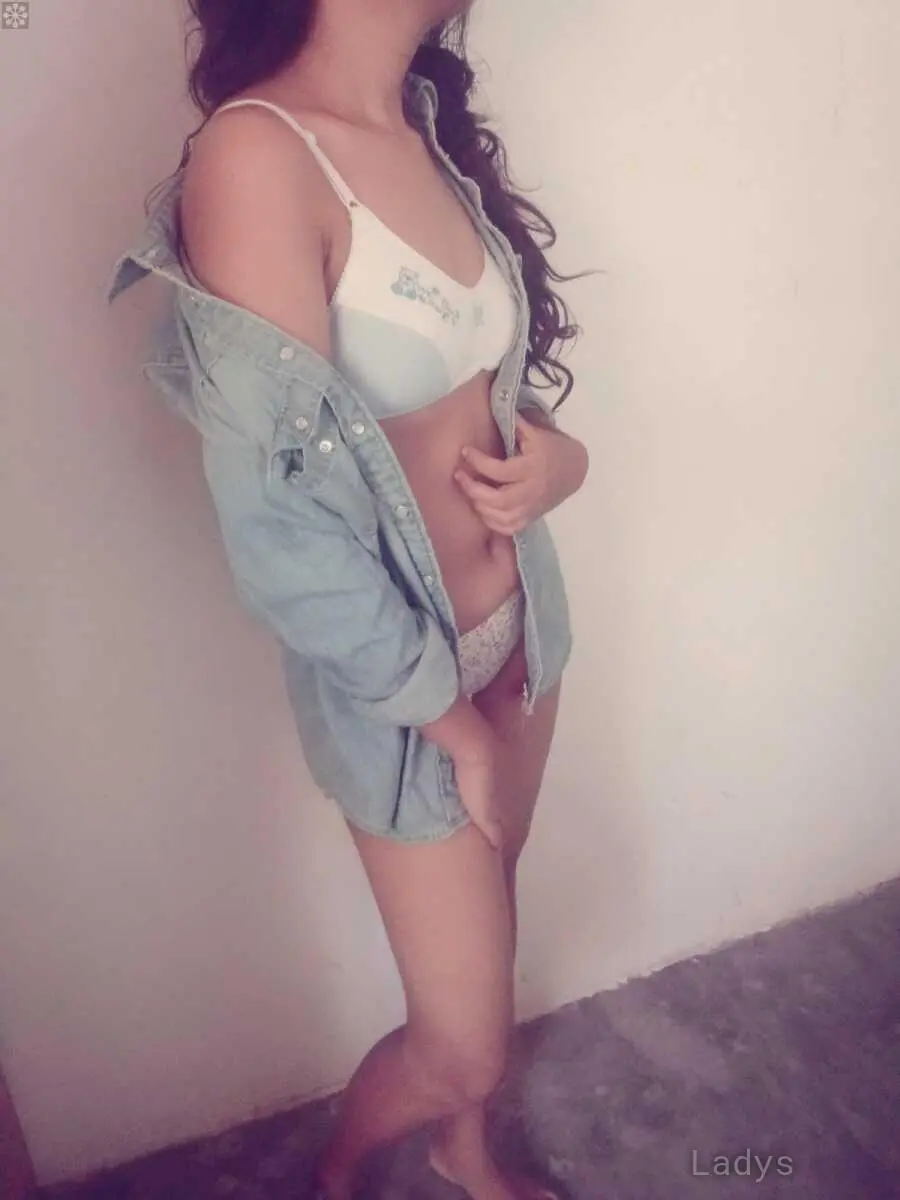 Shenu, 21 years brunette escorts in Colombo, height 151 sm, Weight  kg