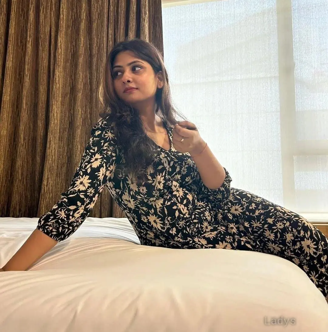 Kirti, 18 years brunette escorts in Darjeeling, height 163 sm, Weight  kg