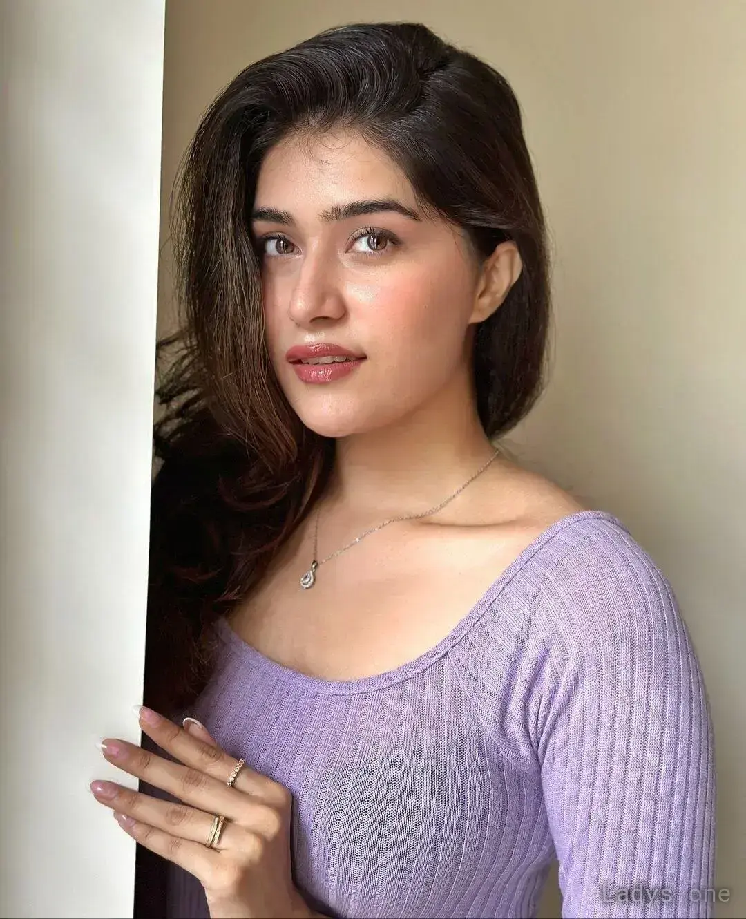 Amira, 24 years brunette escorts in Delhi, height 166 sm, Weight  kg