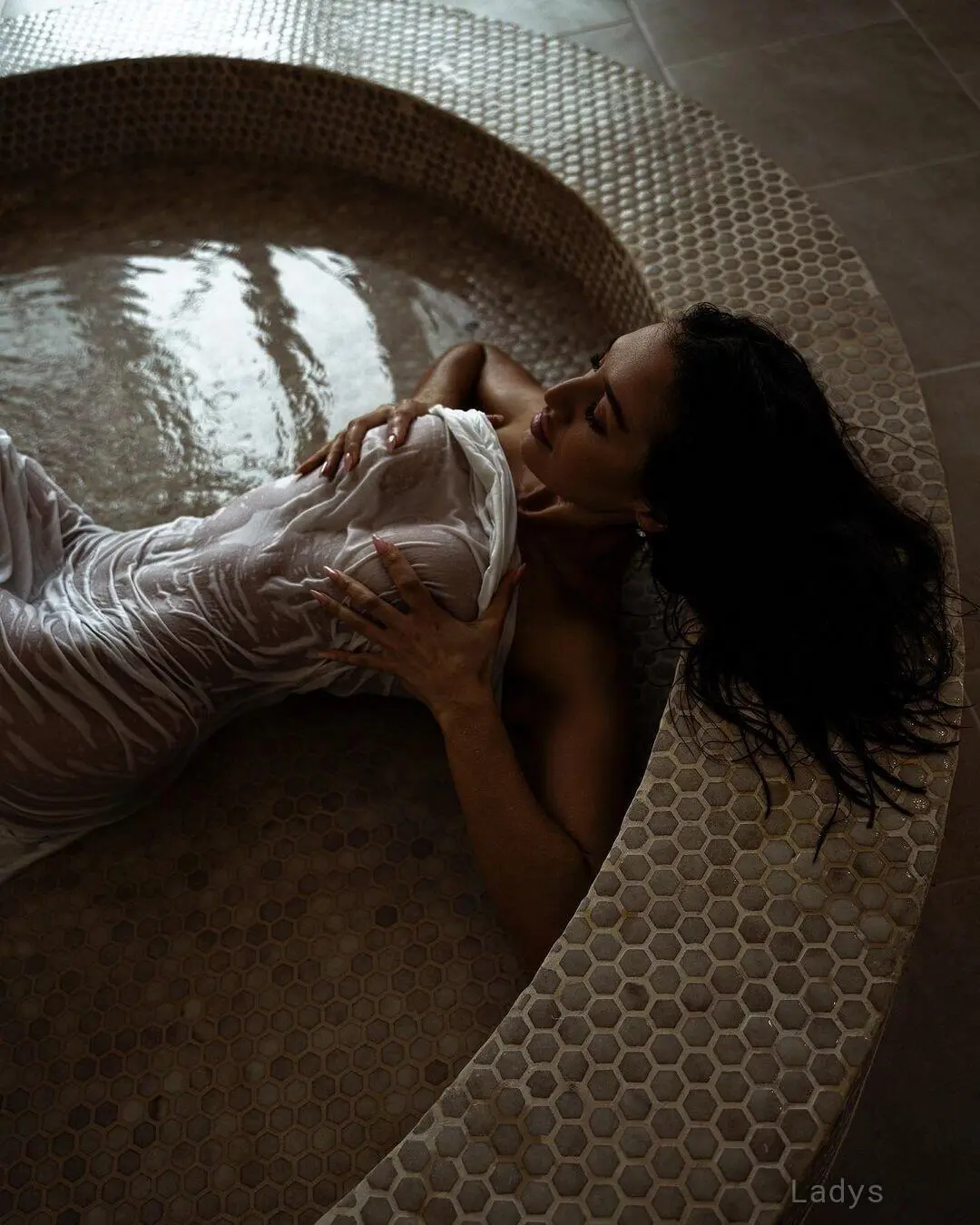 Zoe, 24 years brunette escorts in Doha, height 170 sm, Weight  kg