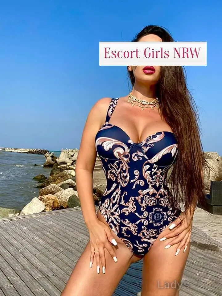 Daniela, 24 years brunette escorts in Düsseldorf, height 178 sm, Weight kg