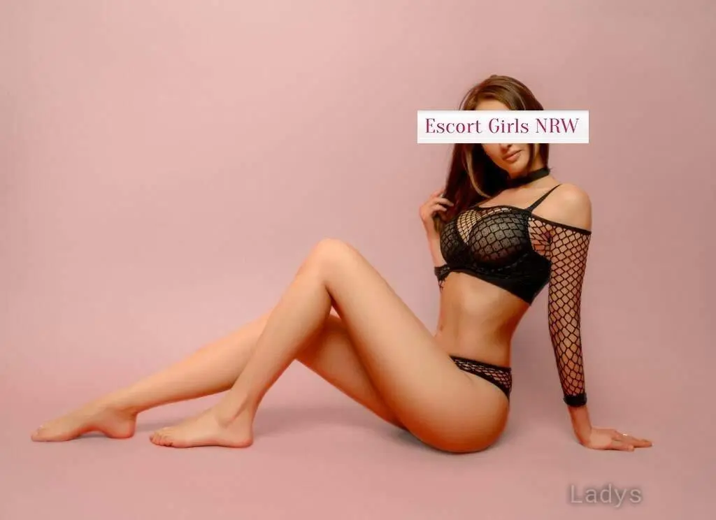 Willa, 21 years brunette escorts in Düsseldorf, height 175 sm, Weight  kg