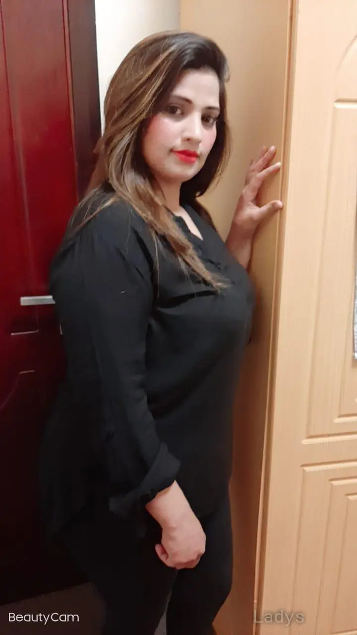 Ayesha Busty Milf, 24 years brunette escorts in Dubai, height 168 sm, Weight kg