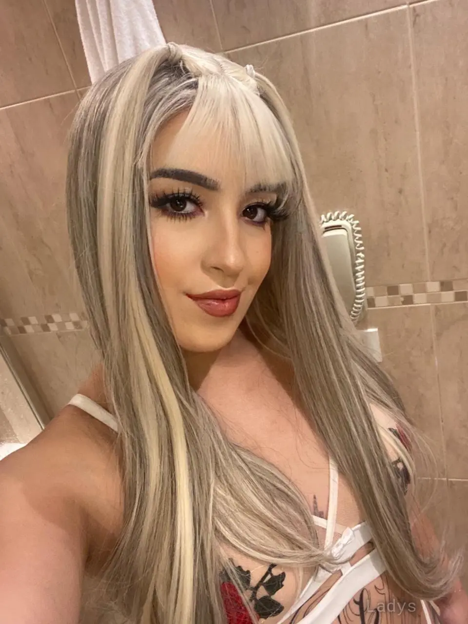 Elle, 19 years brunette escorts in Dubai, height 155 sm, Weight kg