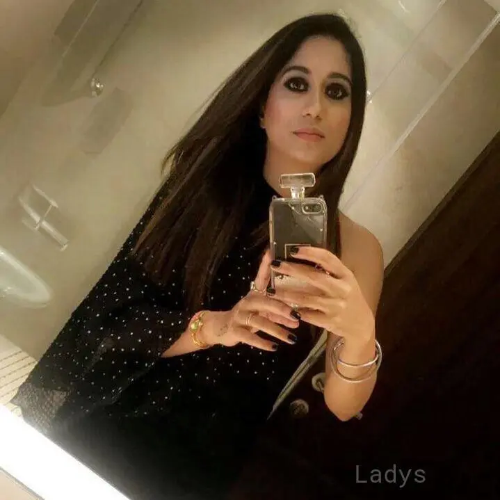Eshaa, 23 years brunette escorts in Dubai, height 167 sm, Weight kg