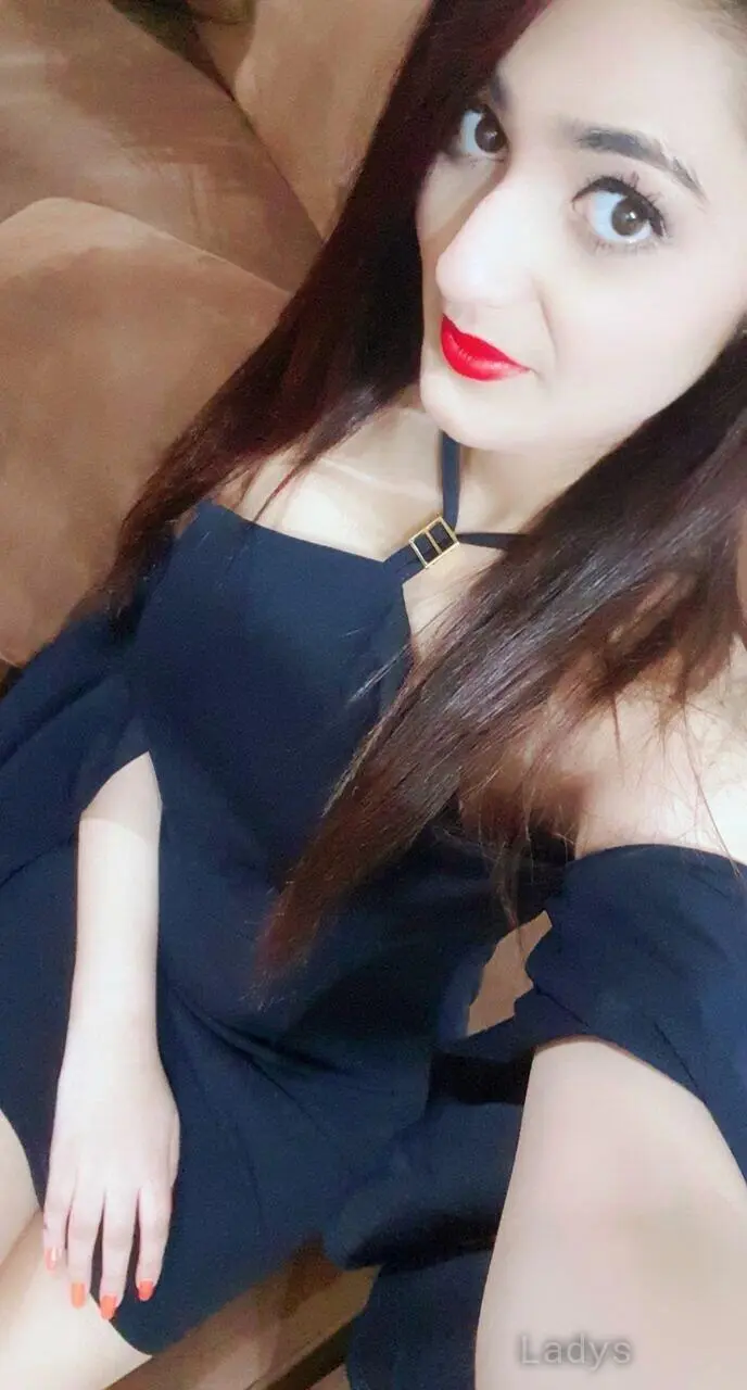 Falak, 21 years brunette escorts in Dubai, height 167 sm, Weight kg