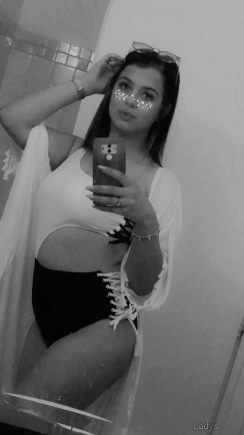 Farah, 21 years brunette escorts in Dubai, height 156 sm, Weight  kg