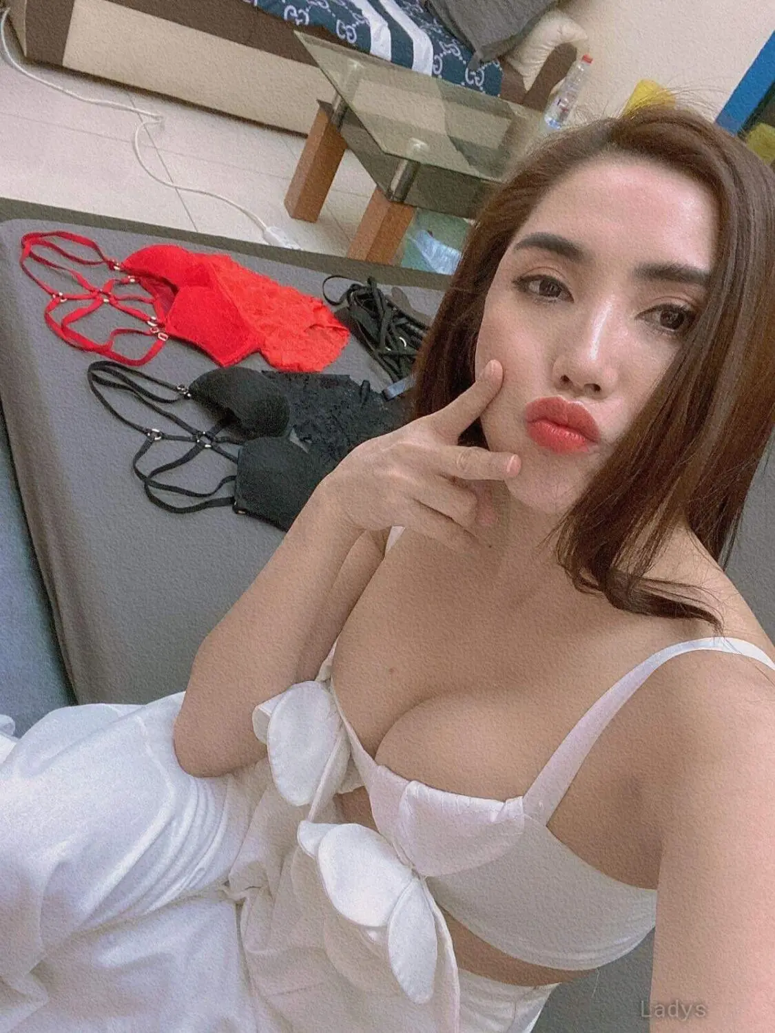 Hong, years brunette escorts in Dubai, height 168 sm, Weight kg