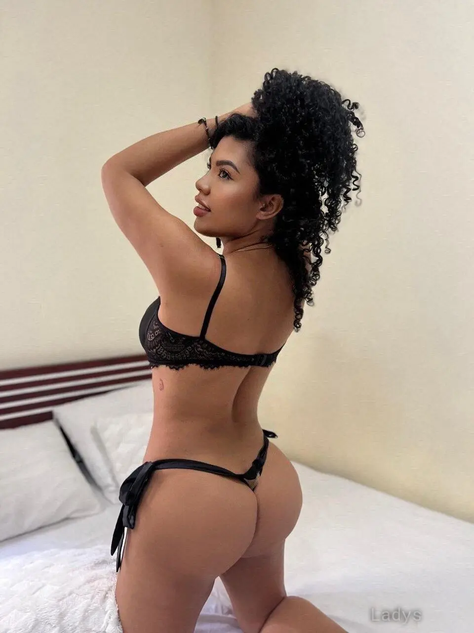 Julia, 24 years brunette escorts in Dubai, height 165 sm, Weight kg