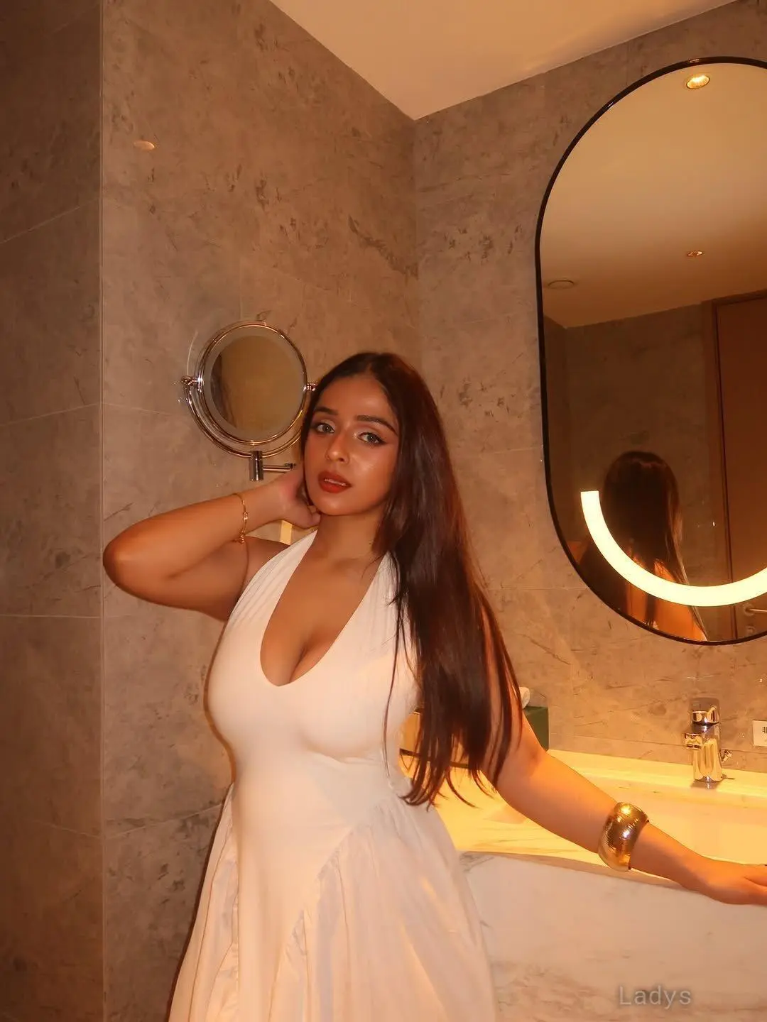 Neetu, 22 years brunette escorts in Dubai, height 174 sm, Weight kg