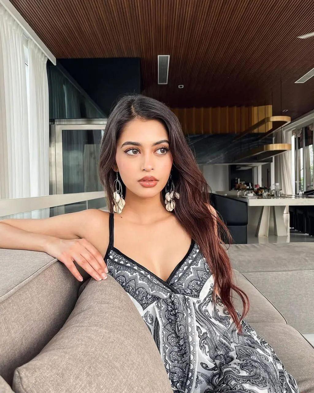 Pallavi, 22 years brunette escorts in Dubai, height 168 sm, Weight kg