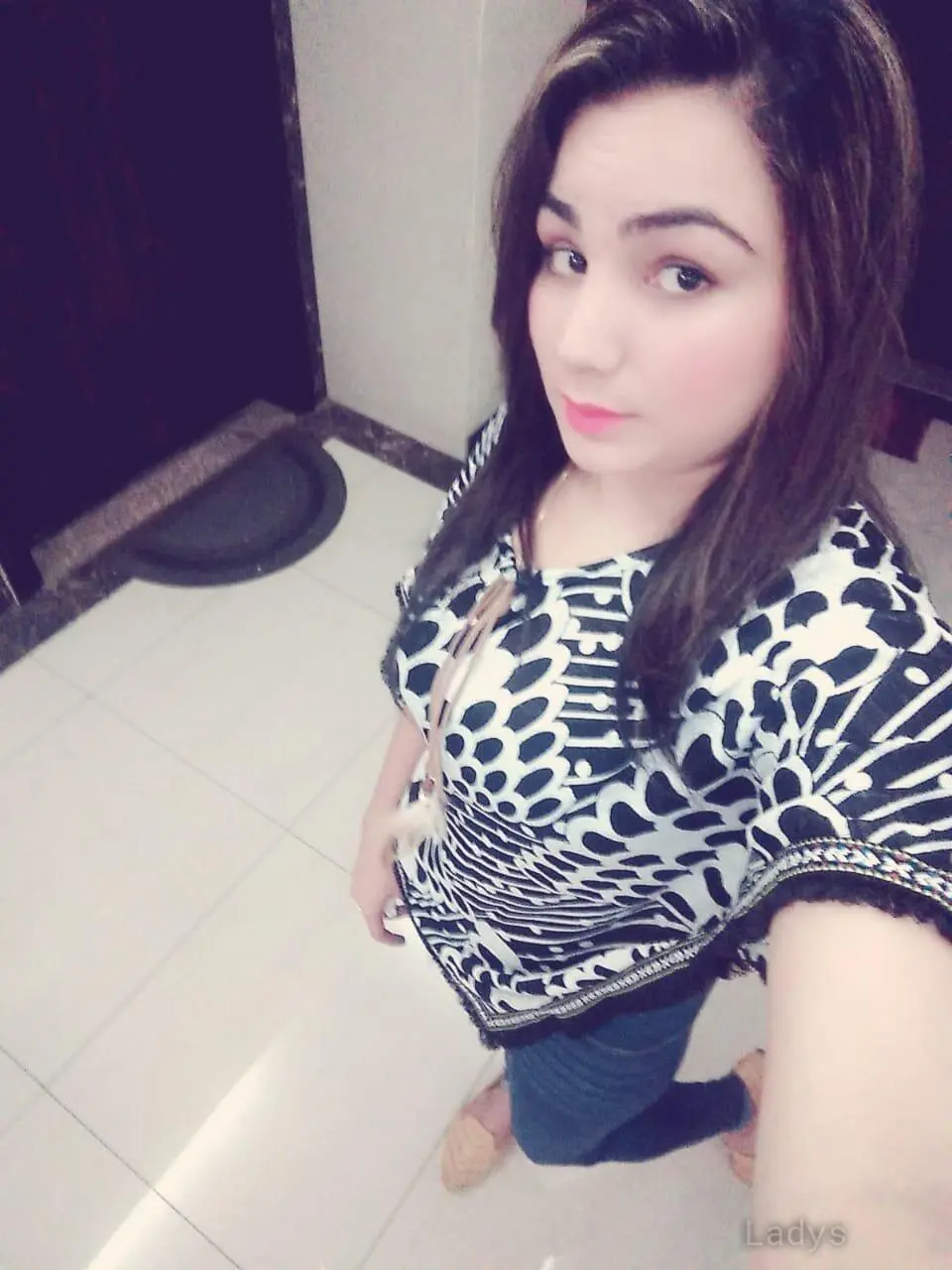Pareet Indian Girl, 23 years brunette escorts in Dubai, height 166 sm, Weight  kg