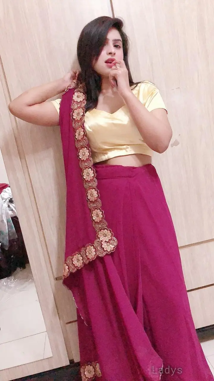 Paro, 23 years brunette escorts in Dubai, height 167 sm, Weight kg