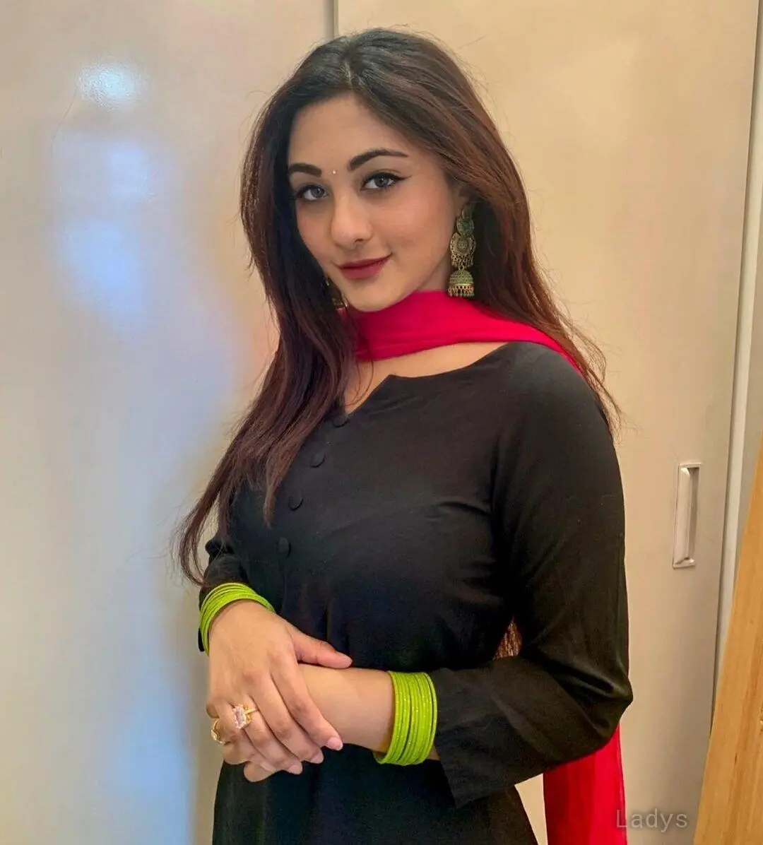Priya, 23 years brunette escorts in Dubai, height 167 sm, Weight  kg