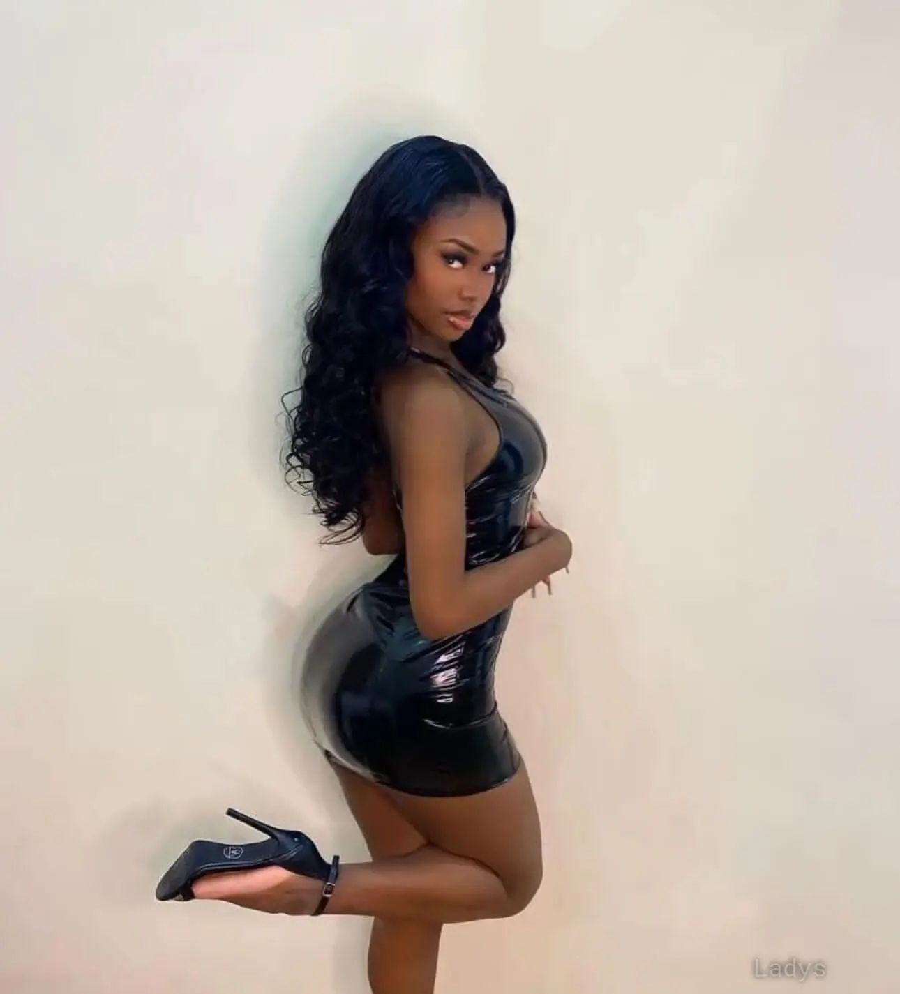 Robyn, 23 years brunette escorts in Dubai, height 158 sm, Weight 55 kg