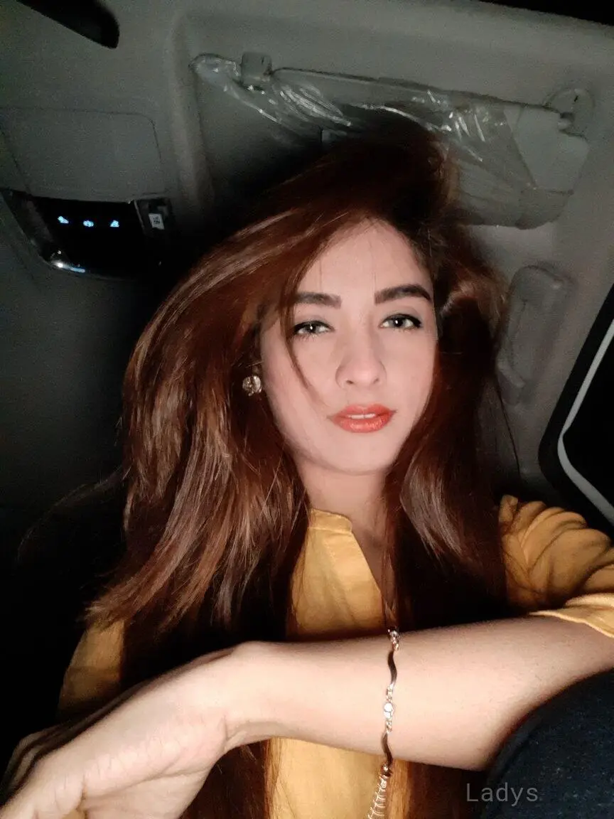 Roshini, 23 years brunette escorts in Dubai, height 167 sm, Weight kg