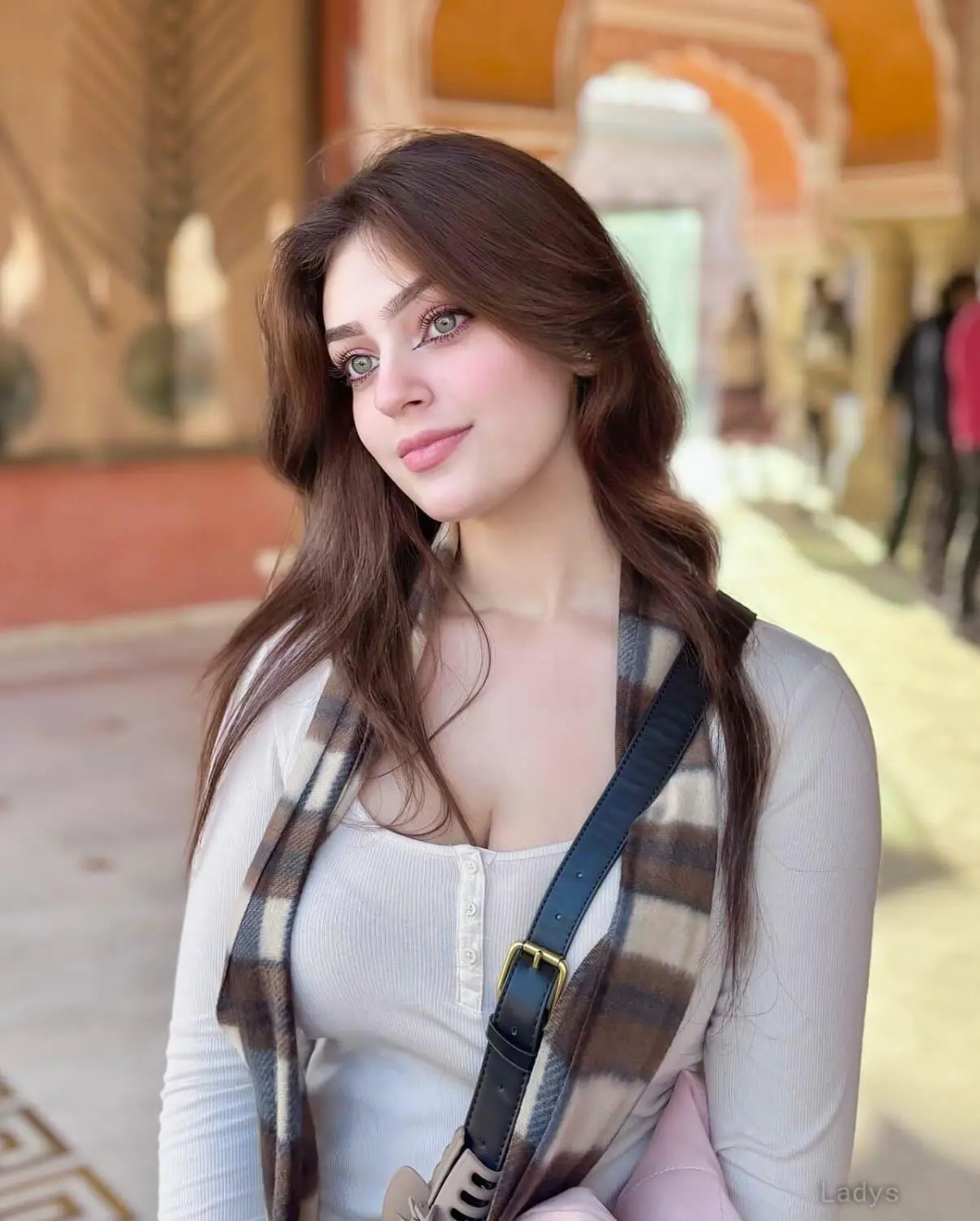 Shreya, 21 years brunette escorts in Dubai, height 168 sm, Weight kg