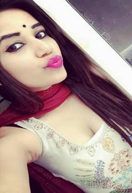 Sonam, 23 years brunette escorts in Dubai, height 166 sm, Weight  kg