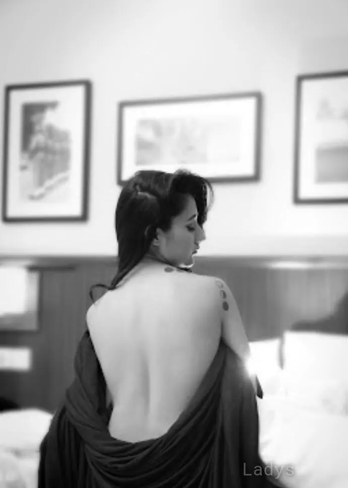 Zara, 22 years brunette escorts in Dubai, height 167 sm, Weight  kg