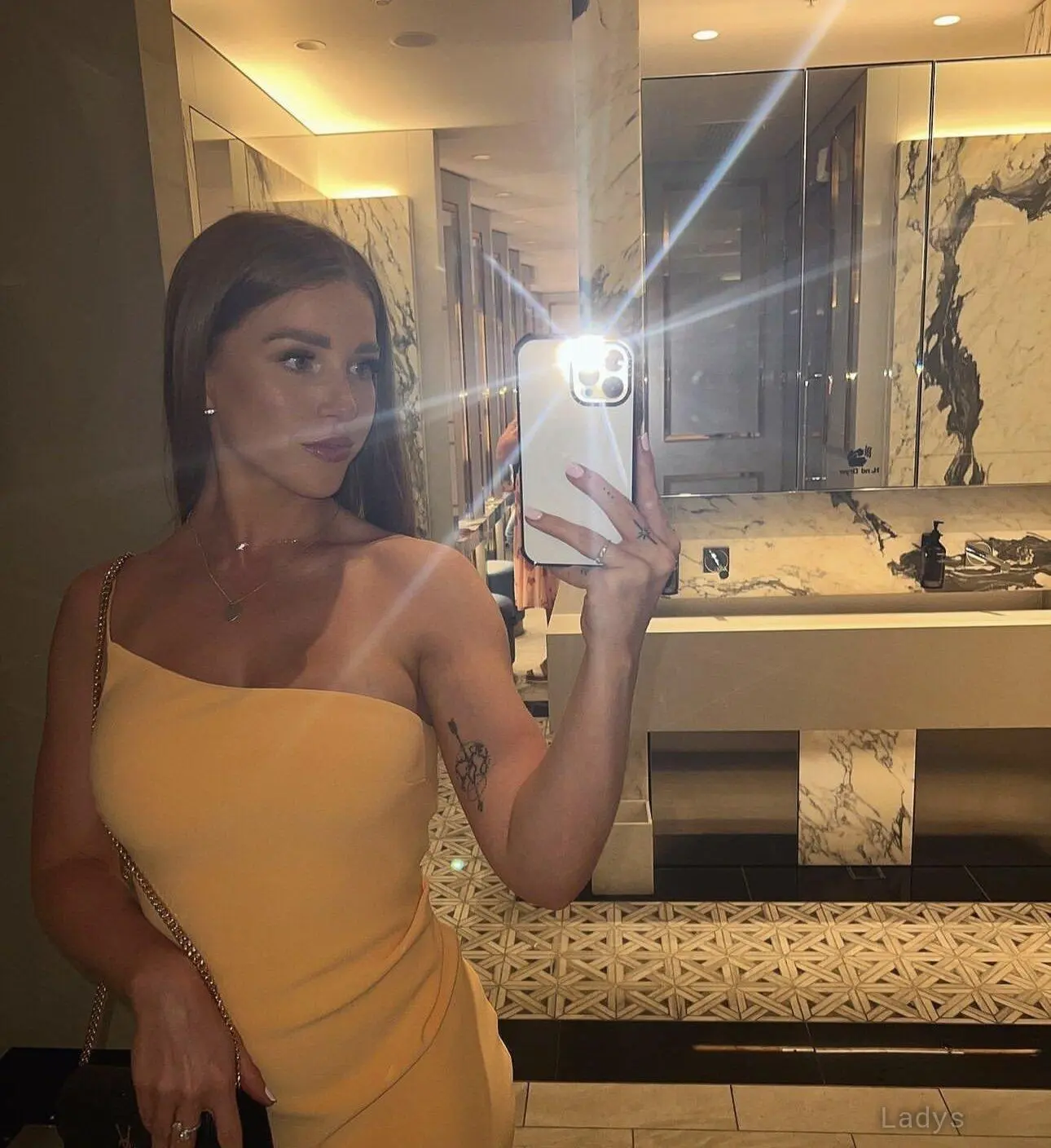 Sarah, 24 years brunette escorts in Geneve, height 170 sm, Weight kg