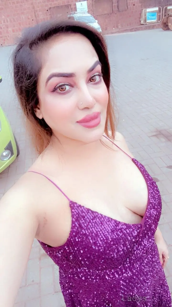 Jeni, 25 years brunette escorts in Goa, height 168 sm, Weight kg