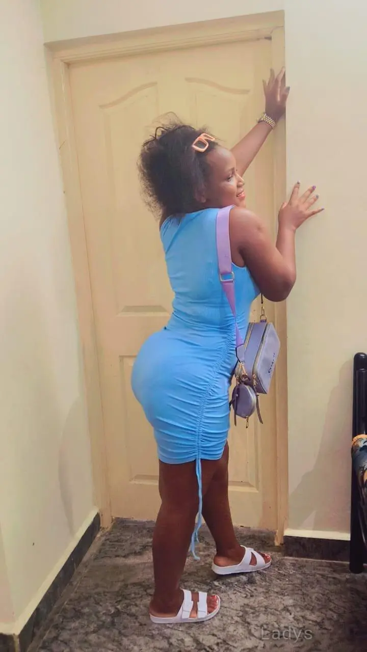 Nancy, 22 years brunette escorts in Goa, height  sm, Weight  kg