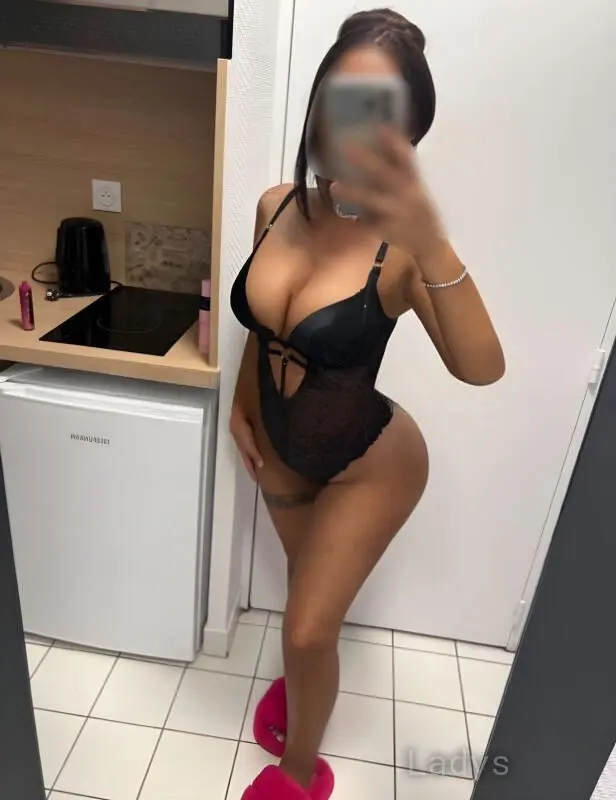Julie, 23 years brunette escorts in Grenoble, height 157 sm, Weight 46 kg