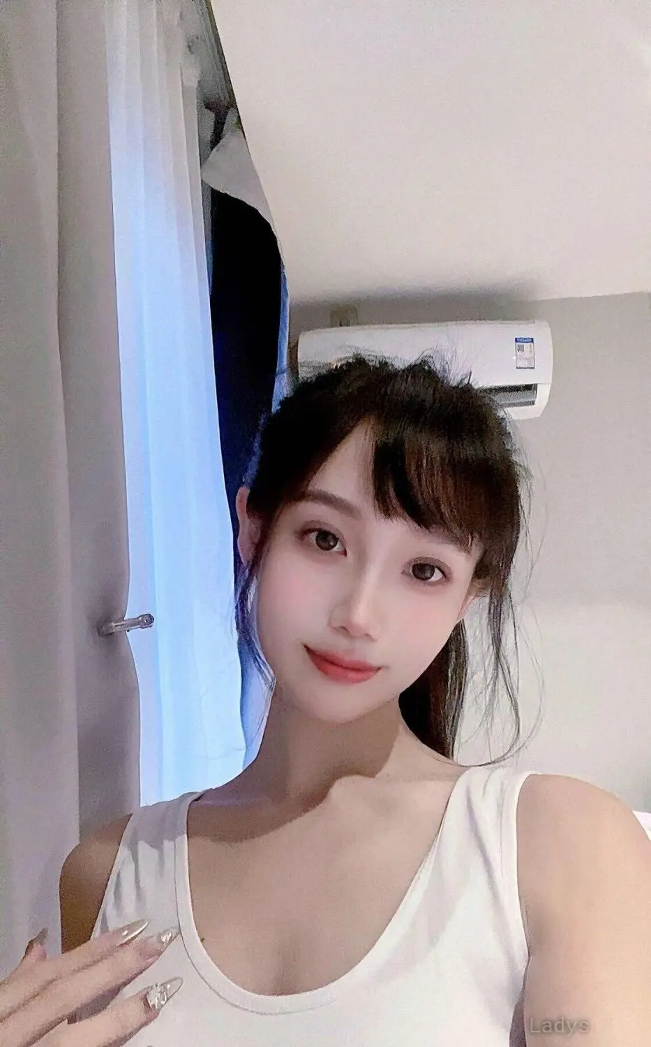 Vivi, 25 years brunette escorts in Guangzhou, height 165 sm, Weight  kg