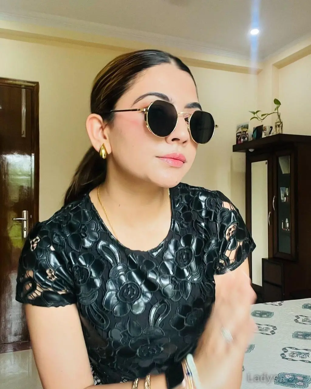 Disha, 21 years brunette escorts in Gurgaon, height 169 sm, Weight kg